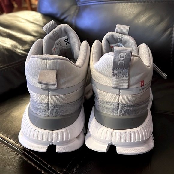 On- Running women Cloud Hi Sneakers grey W9.5 size - Picture 6 of 9